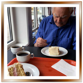 Kaffi og bløtkake hos Baker Jon